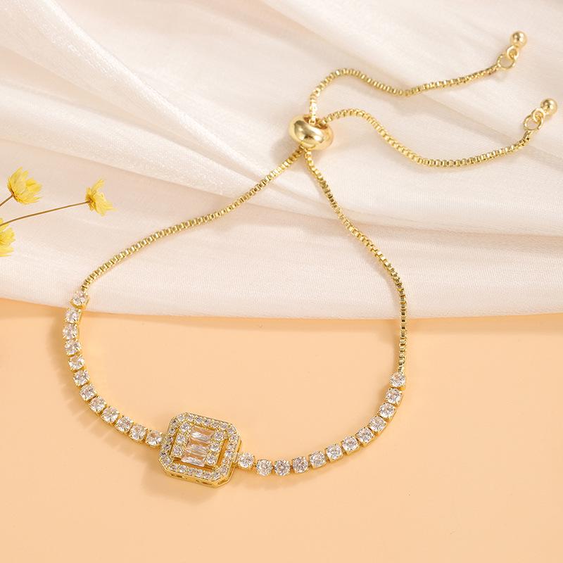 Регулируемый квадратный цирконовый браслет с цепочкой-когтем