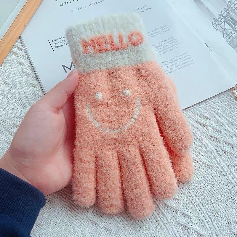 Теплые женские перчатки на зиму могут быть плюшевыми со смайликом и открытыми пальцами, а также плюшевыми милыми пятипалыми для студентов, катающихся на велосипедах, для защиты от холодного ветра.