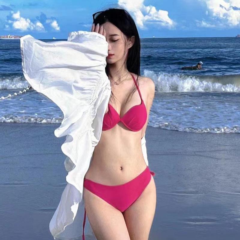 Розово-красный купальник-бикини из трех частей с косточками для маленькой груди