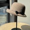Новая шляпа-рыбачка из серой шерсти с бантом в стиле Цяньцзинь для женщин на осень и зиму, маленькая шляпка-цилиндр, подчеркивающая темперамент, шляпа-ведро