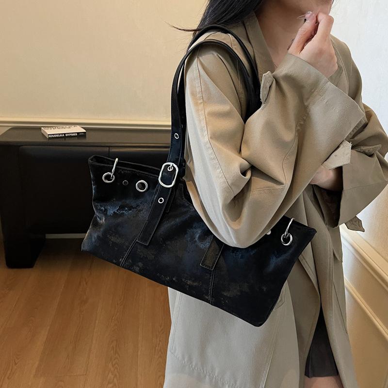 Полая заклепка Пряжка ремня Сумка-тоут через плечо под мышкой Большой вместимости Дизайнерская женская сумка-тоут Модная сумка для поездок на работу Сумка с верхней ручкой CLE