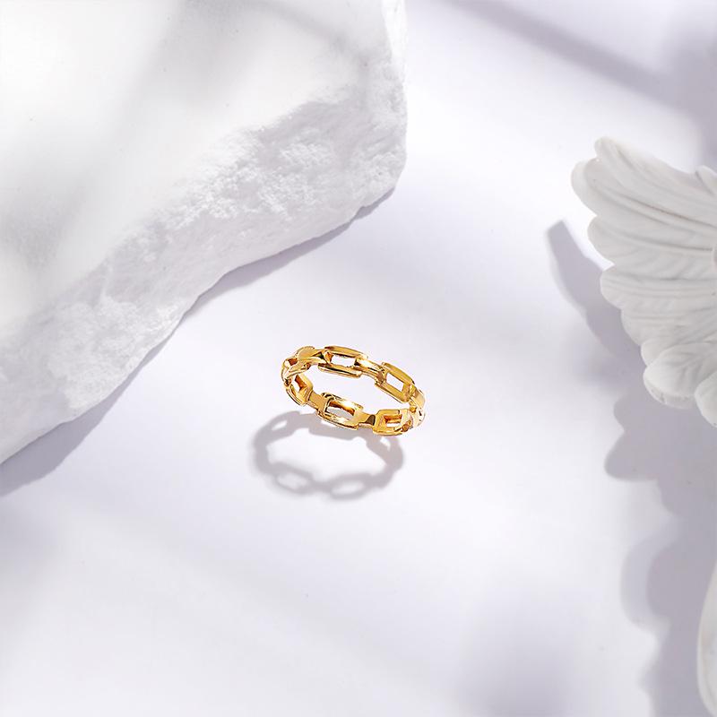 Кольцо из титановой стали с геометрическим кругом из 18-каратного золота — элегантный нишевый дизайн для женщин