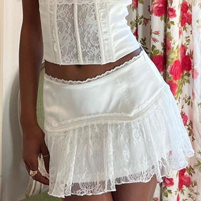 Женская мини-юбка с низкой талией, кружевной строчкой, эластичной многослойной плиссировкой и оборками, короткая юбка А-силуэта, струящаяся юбка с цветочным подолом