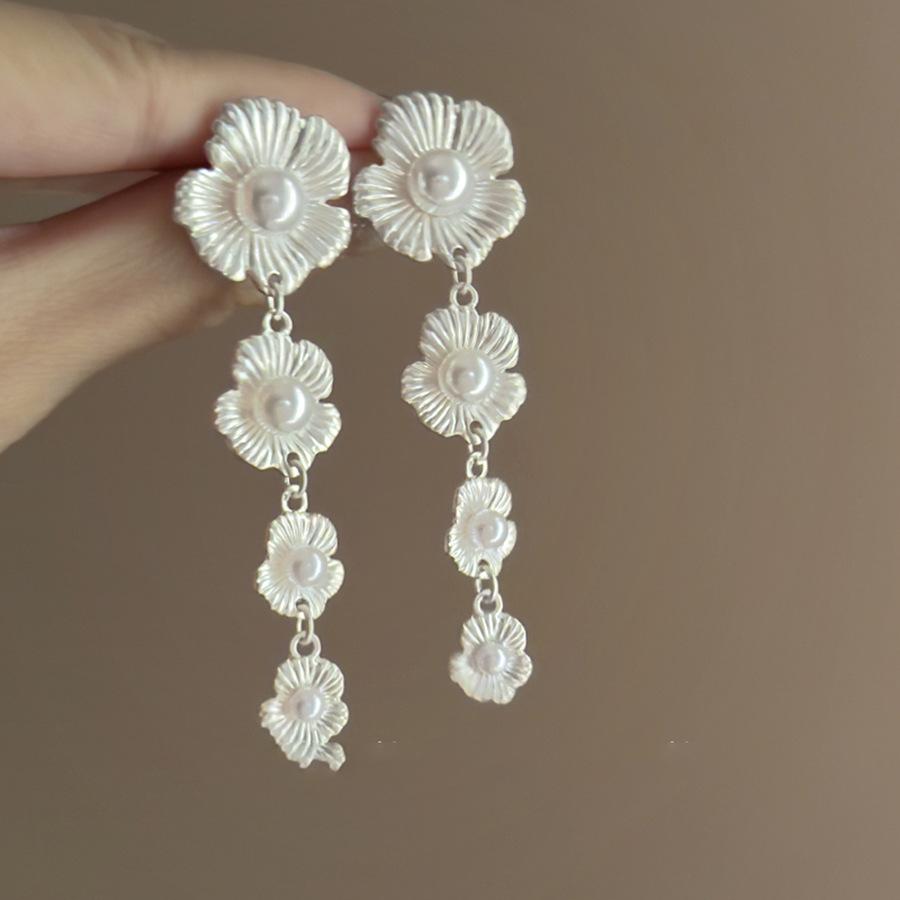 Серьги с жемчужными цветочными кисточками, серьги, подчеркивающие стиль «Холодный ветер», серьги в нишевом стиле, отражающие чувство стиля.