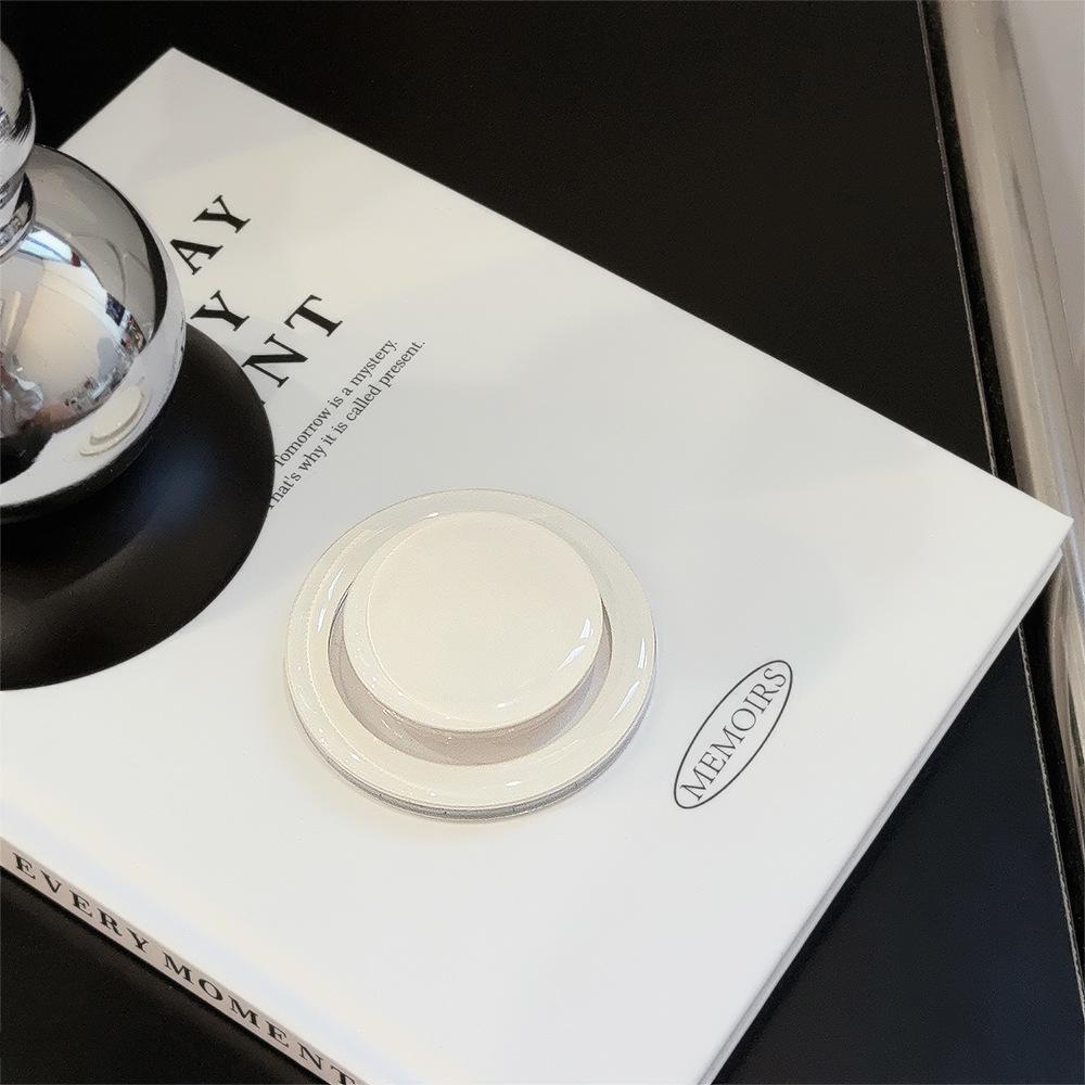 Магнитный кронштейн подходит для чехлов для телефонов с магнитной присоской.