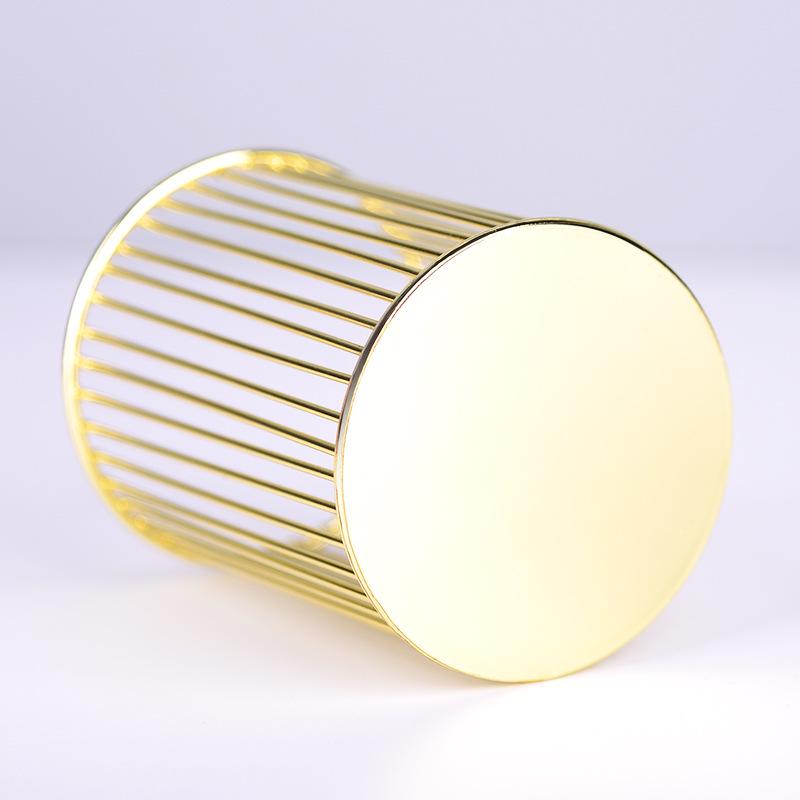 Минималистичная металлическая подставка для ручек из железа с полой конструкцией для организации канцелярских принадлежностей на рабочем столе.