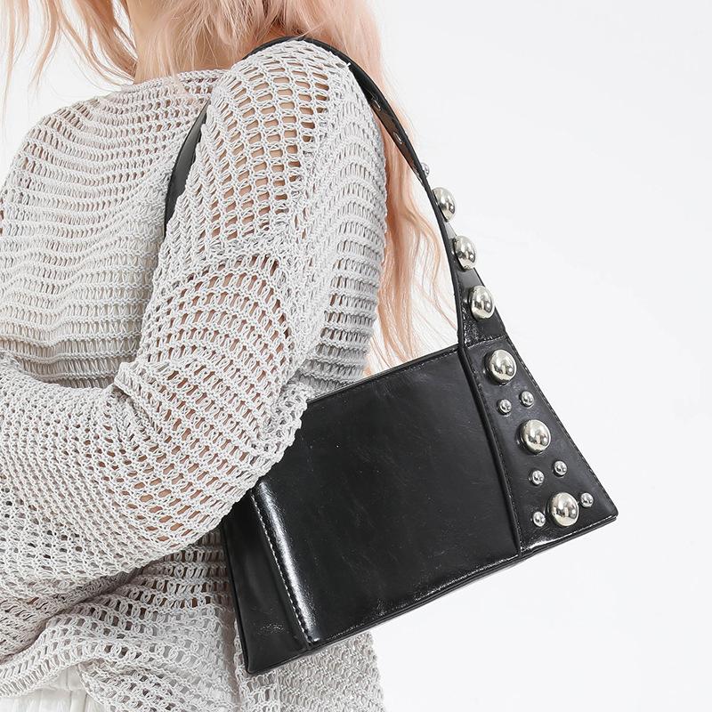 2025 лето новые женские сумки нишевые сумки персонализированные высокая ценность модные сумки на плечо с заклепками трендовые сумки женские