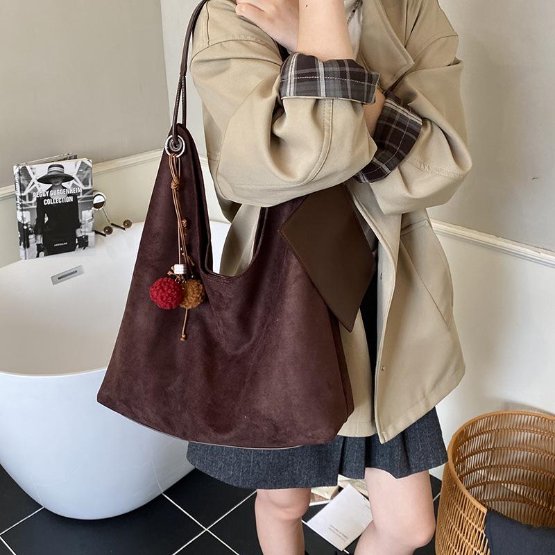 Сумка женская большой вместимости 2025 новая осенне-зимняя матовая ретро сумка через плечо повседневная рабочая сумка-тоут для поездок на работу для ребенка и мамы