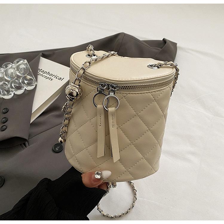 Rhombus Embroidery Thread Chain Bag Women's Trend Shoulder Messenger Bag 2025 New Fashion Personalized Three-dimensional Heart Bucket Bag