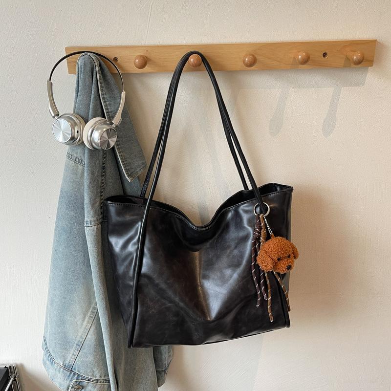 Сумка большой вместимости женская осенне-зимняя универсальная 2025 новая сумка через плечо из мягкой кожи высококачественная текстура сумка-тоут для поездок