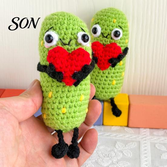 Hand-crocheted Doll 1/2Pcs Crochet Holding Heart Pickle, Handmade Knit Cartoon Yarn Pickle Kimchi for Desk Decoration Ornament, Valentine's Day Gift
