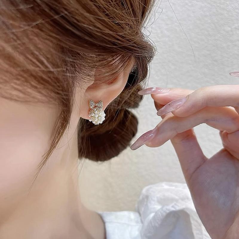 Bow hydrangea zircon ear clips, high-end sweet temperament stud earrings, niche design trendy earrings without piercings