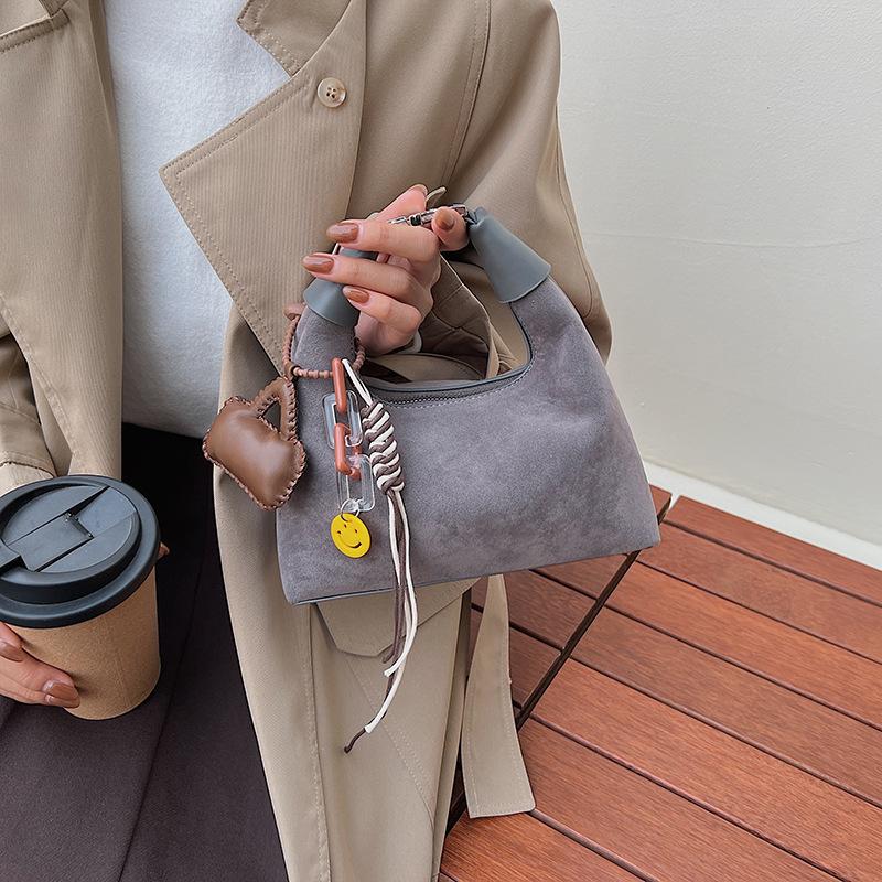 Модная сумка-пельмень для ручной носки женская 2025 осень и зима корейская ins простая универсальная сумка через плечо нишевый тренд сумка-мессенджер