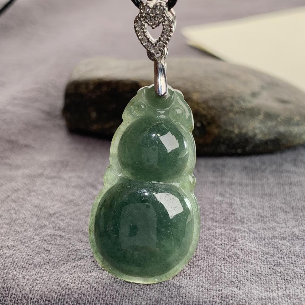 Подвеска из натурального бирманского жадеита класса А с фигурками лисы, тигра, цилиня и бодхисаттвы