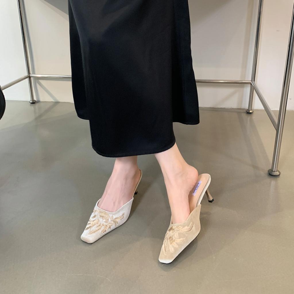 Осенние модные женские тапочки с квадратным носком и вышитым цветком, замшевые тапочки на высоком каблуке, подиумная домашняя домашняя обувь