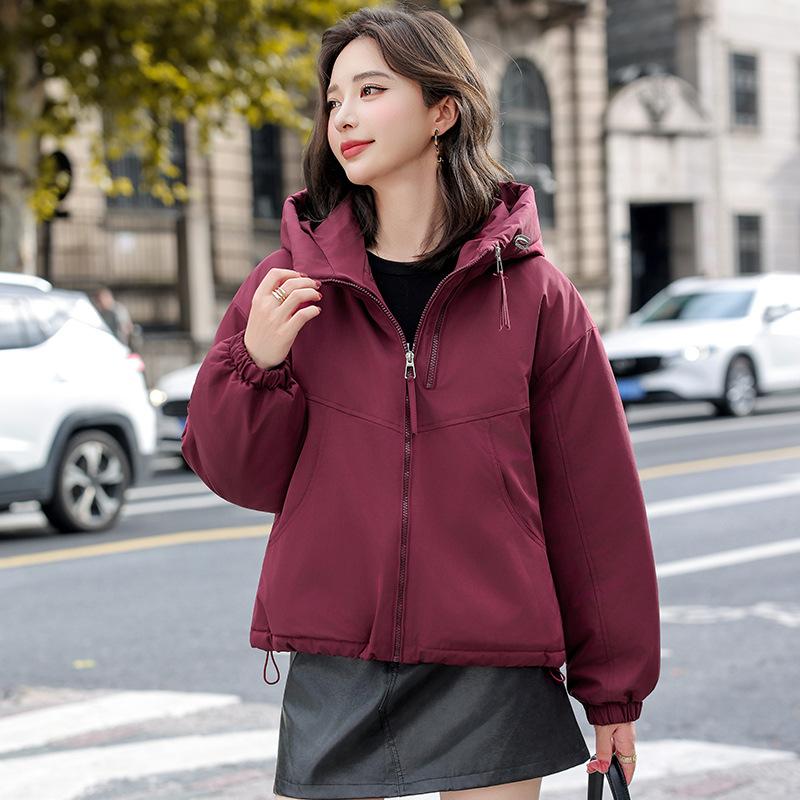 Женская короткая стеганая зимняя куртка с капюшоном на хлопковой подкладке