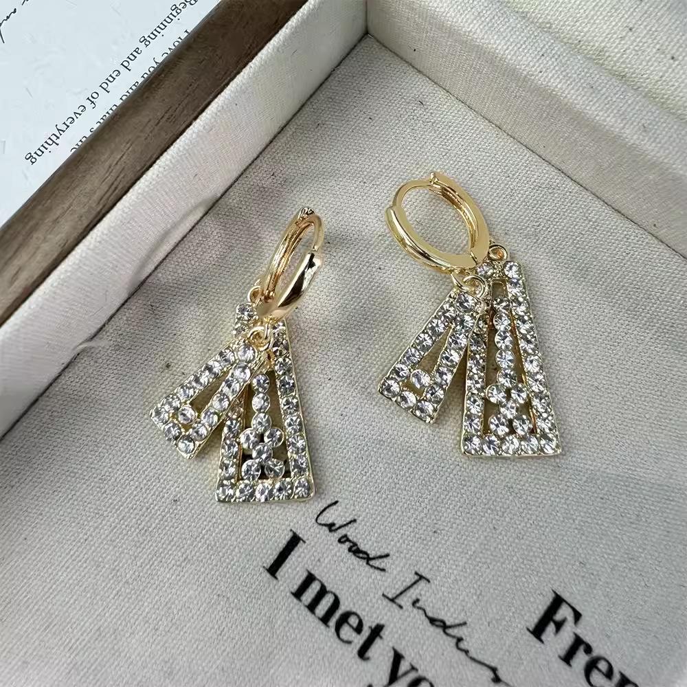 Премиум-чувство Изысканные микро-инкрустированные геометрические серьги-пряжки Легкие роскошные универсальные модные серьги в стиле корейских знаменитостей