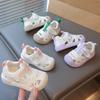 Летняя обувь для первых шагов, новая модная простая обувь для маленькой девочки, противоскользящая обувь на мягкой подошве, повседневная обувь, трендовая перфорированная обувь на плоской подошве для маленького мальчика