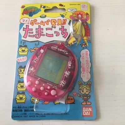 Бренд Найдено на Mame Tamagotchi Mame Game Мини-игра Портативная игра Маленькая игра на цепочке Розовый Bandai Купить сейчас Редкий, снят с производства, новый! Игра!