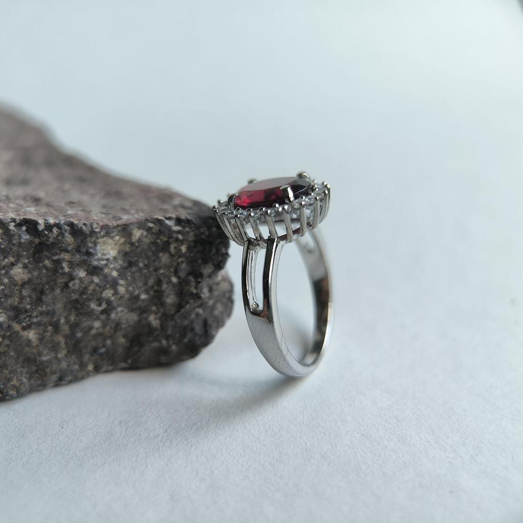 Серебряное кольцо с искусственным гранатом nano, фианитами, вес изделия 3,51 гр (60002305)