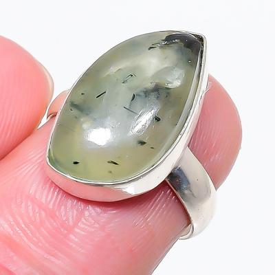 Кольцо из серебра 925 пробы с драгоценным камнем пренит, размер 7 v4p43