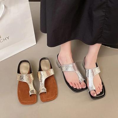 Мода 2025 Новые летние тапочки Женская мода Квадратный носок Закрытый Яркая кожа Мягкая подошва Противоскользящая Износостойкая подошва Обувь на каблуке