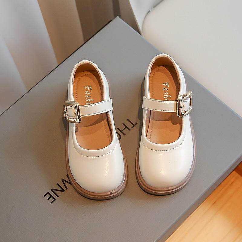 2024 Новые кожаные туфли для девочек, неглубокие, универсальные, мягкие, весенние, элегантные, принцессные туфли, простые, нескользящие, детские мокасины с круглым носком и пряжкой