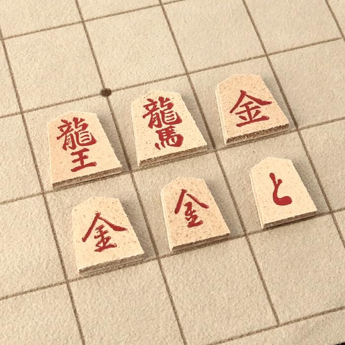 Набор сёги поставляется с местом для хранения, что делает его удобным для использования. Сделано из звука деталей, изготовлено компанией Kawa, которая с тех пор поставила более 10 миллионов деталей.