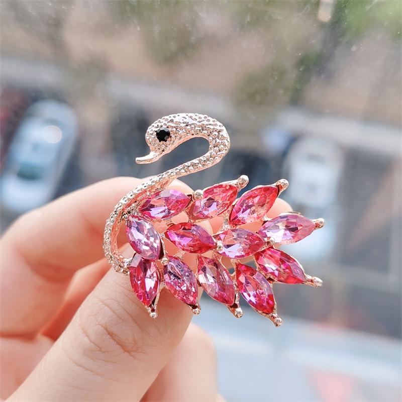 Elegant Flamingo Crystal Brooch: Cute Animal Pin for Coats or Jackets