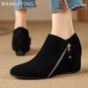 Замшевые ботильоны на танкетке женские с острым носком дизайнерские молнии туфли на среднем каблуке 2025 тренд зимние готические новые челси Botas De Mujer