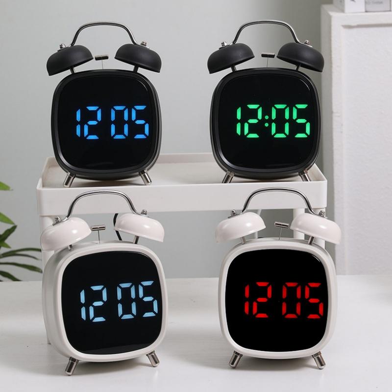 Светодиодные часы Цифровой будильник Отображение даты и температуры Голосовое управление Громкий звук Регулируемая яркость 12/24-часовой формат Повтор Настольные часы
