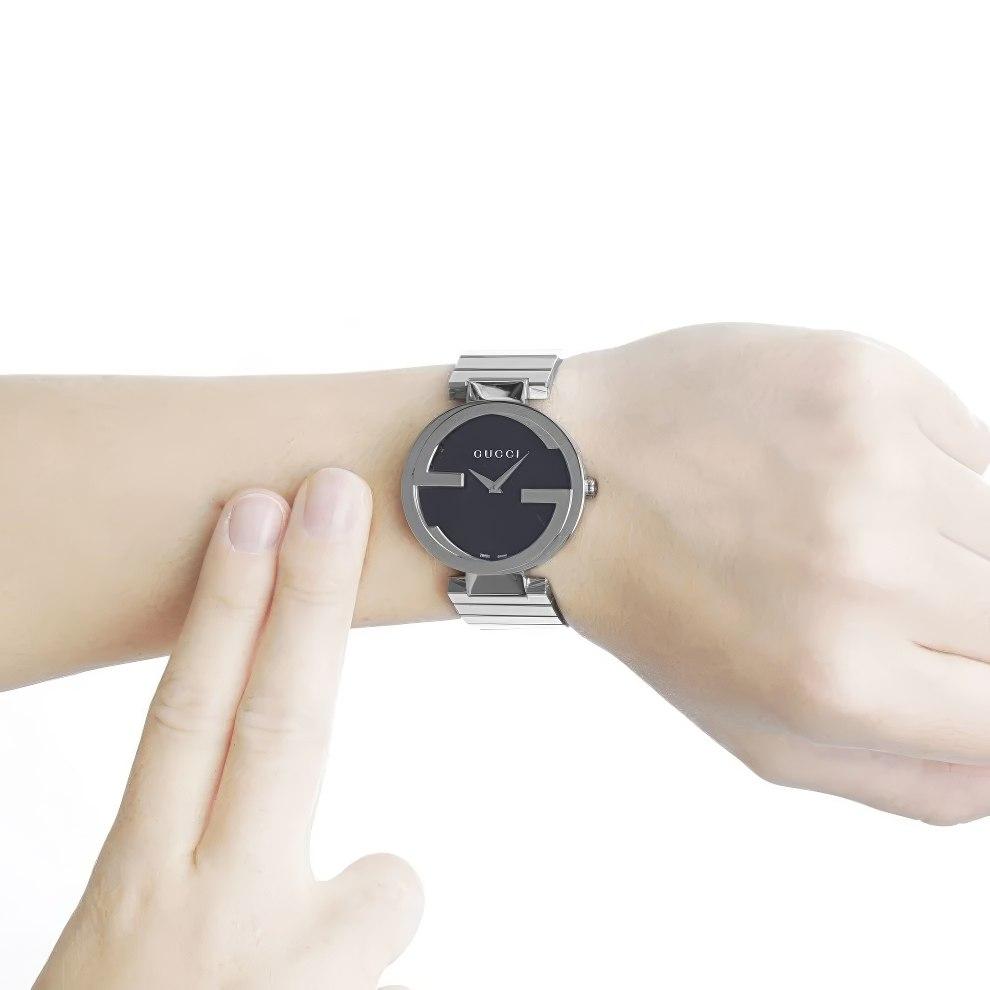 Gucci YA133502 Женские часы с переплетенными циферблатами G 29 мм