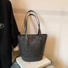 Ретро сумка женская большой вместимости 2025 новая осенне-зимняя повседневная на плечо под мышку популярная сумка-ведро для поездок в этом году