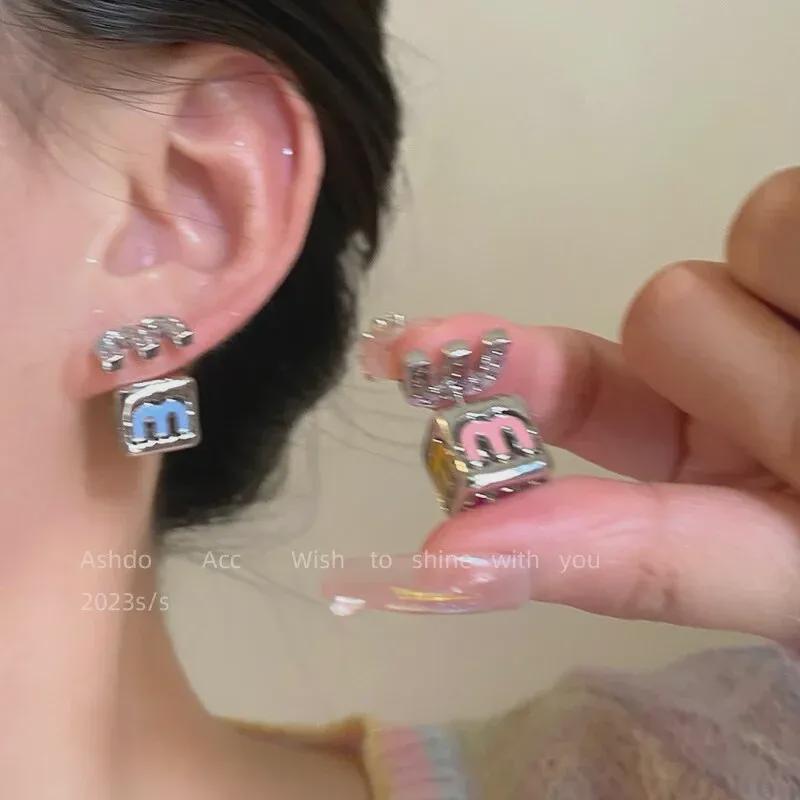 2023 Роскошные 3D квадратные серьги «М»: Модный нишевый дизайн для женщин