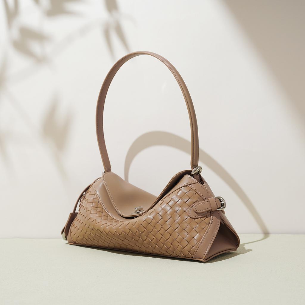 Minimalist retro woven bag texture premium commuter shoulder bag lightweight and versatile daily messenger bag women