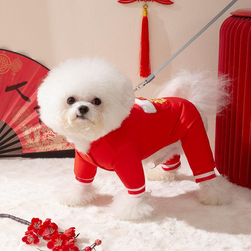 Новогодняя собака пух плюшевый мишка маленькая собака четвероногий благословляющий персонаж может вести новогодние поздравления и праздничная новогодняя одежда для питомца на вате