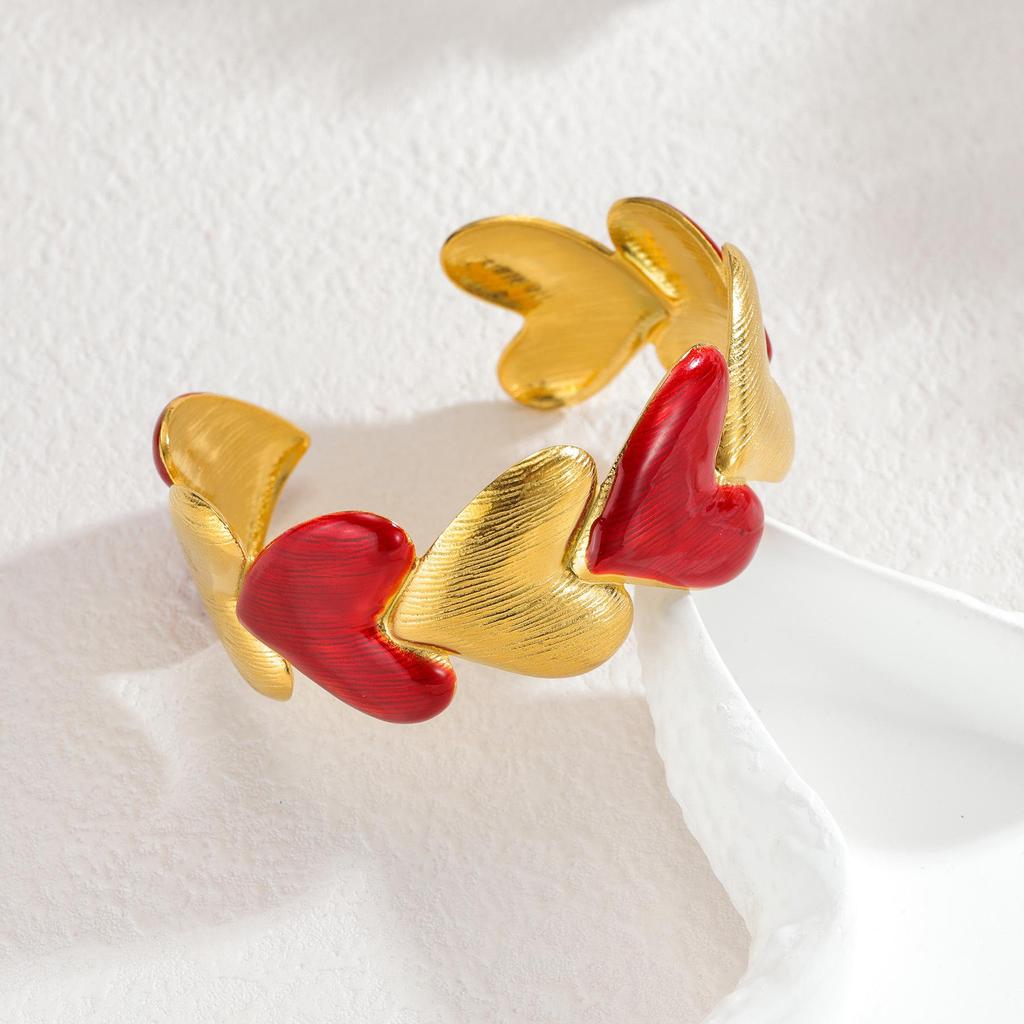 Открытый браслет из нержавеющей стали в форме сердца: Нишевый дизайн в европейском и американском стиле для женщин