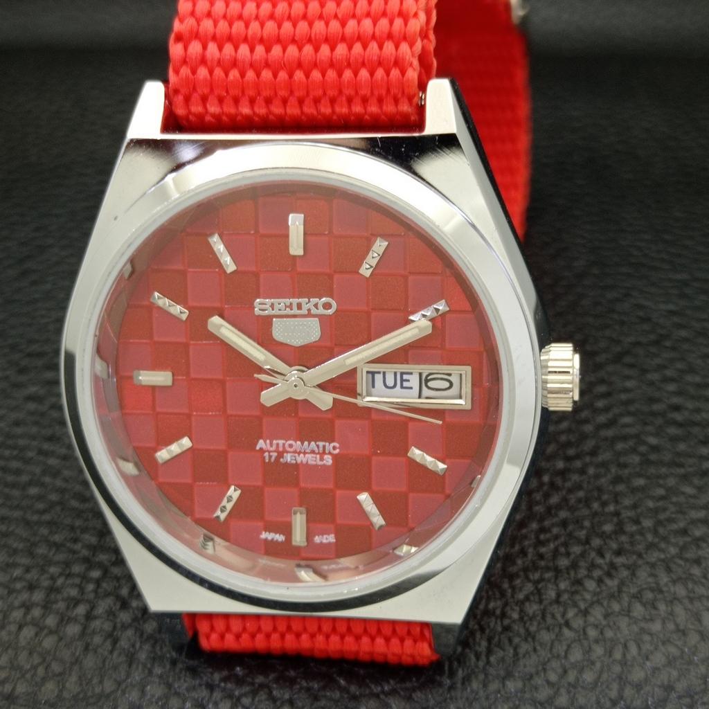 ВОССТАНОВЛЕННЫЕ МУЖСКИЕ ЧАСЫ SEIKO 5 AUTOMATIC, СДЕЛАНО В ЯПОНИИ, КРАСНЫЙ ЦИФЕРБЛАТ, ИЗГОТОВЛЕНЫ НА ЗАКАЗ a440062-2 QV90-a440062