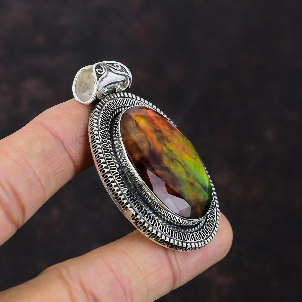 Ограненный кулон с аммолитом. Кулон из натурального драгоценного камня. Антикварные ювелирные изделия. Кулон из стерлингового серебра 925 пробы. Кулон ручной работы. Подарок для него. Ювелирные изделия с аммолитом.