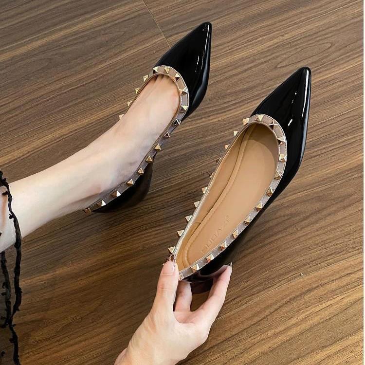Внутреннее увеличение высоты на 5 см, заклепки, светлый горловина, телесный цвет, заостренный конец, мягкая лакированная кожа, французский темперамент, модные одинарные туфли, женские