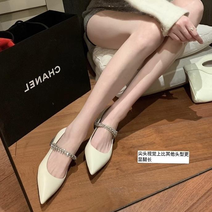 Весна 2025 года, новая версия из коровьей кожи, элегантные маленькие заостренные сверкающие бриллианты с универсальным леопардовым принтом, легкие туфли на небольшом толстом каблуке для женщин