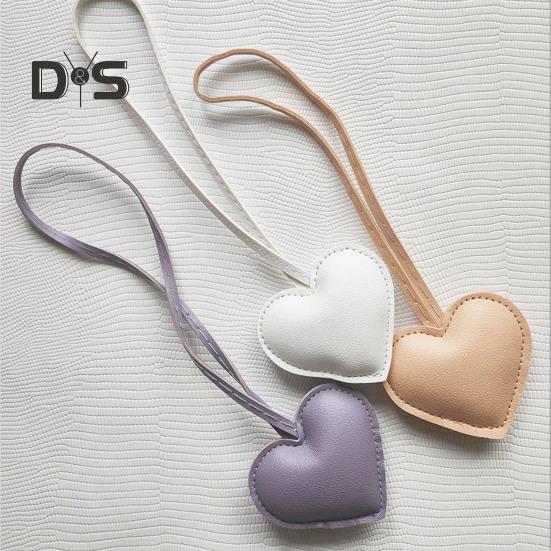 Подвеска для сумки в форме сердца из искусственной кожи, брелок для ключей, яркий цветной декор для сумки, аксессуар для автомобильного ключа