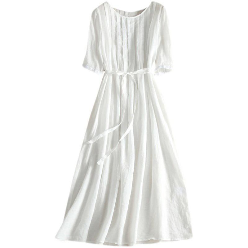 Женщина в белом платье со шнуровкой и приталенной талией