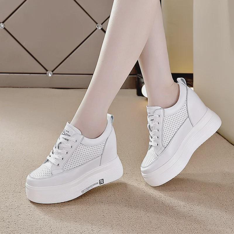 Весна/Лето 2024 Женские низкие белые кроссовки на танкетке 10 см