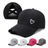 Однотонная бейсболка в форме сердца с регулируемой застежкой-snapback, разработанная для ношения с высоким хвостом, завязанным сзади.