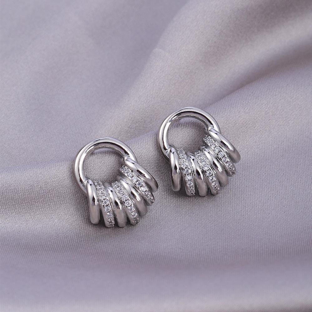 Серьги-иглы из серебра 925 пробы: Легкая роскошь, высококлассные пусеты и универсальный нишевый дизайн в виде колец для работы и стиля