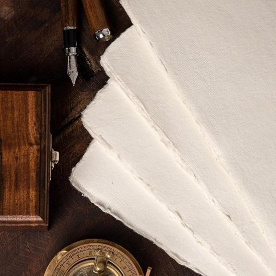 Упаковка из 50 листов акварельной бумаги плотностью 150 г/м², бумага ручной работы из натурального хлопка с неровными краями