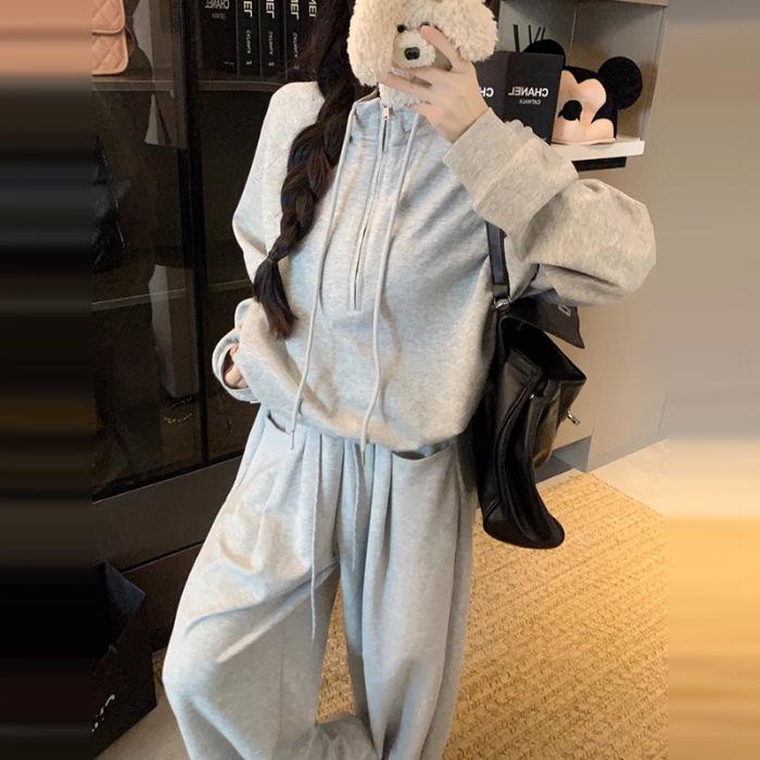 Женский повседневный осенний костюм: Комплект из двух предметов: облегающие брюки с высокой талией и свободный свитер