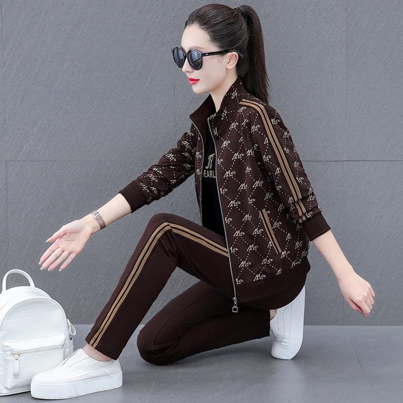 Осень 2023 года, повседневный спортивный костюм контрастного цвета для женщин среднего возраста: Комплект из принтованной толстовки и спортивных штанов