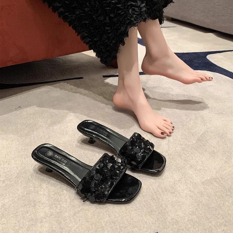 Wear Xiaoxiangfeng fashionable silver sequined open-toed slippers for women's summer 2025 new sexy thick heel sandals